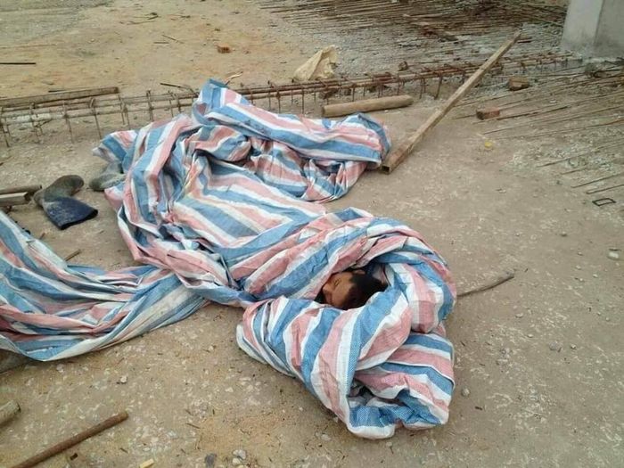 Potret pekerja asin tidur di tempat seadanya.