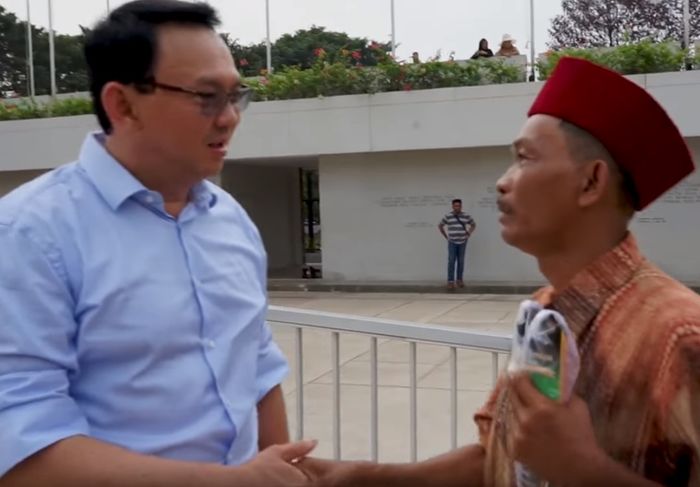 Ahok bertemu penjual kerak telor