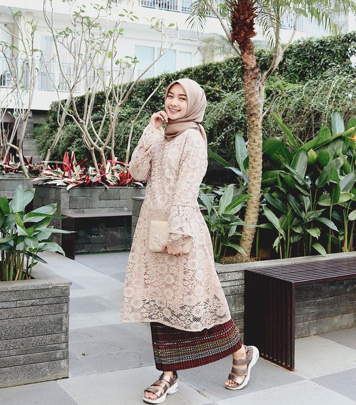 4 Outfit Hijab Kebaya dengan Warna Cokelat yang Manis & Anggun!  Semua