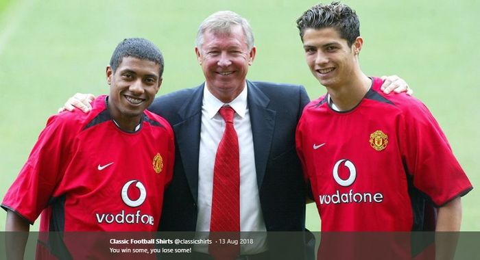 Sir Alex Ferguson diapit oleh Kleberson dan Cristiano Ronaldo yang diperkenalkan sebagai pemain baru Manchester United pada musim panas 2003.