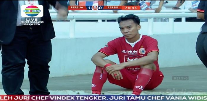 Bek sayap kiri Persija Jakarta, Novri Setiawan, menepi dipinggir lapangan setelah menerima kartu merah saat laga melawan Persib Bandung pada pekan kedelapan Liga 1 2019.