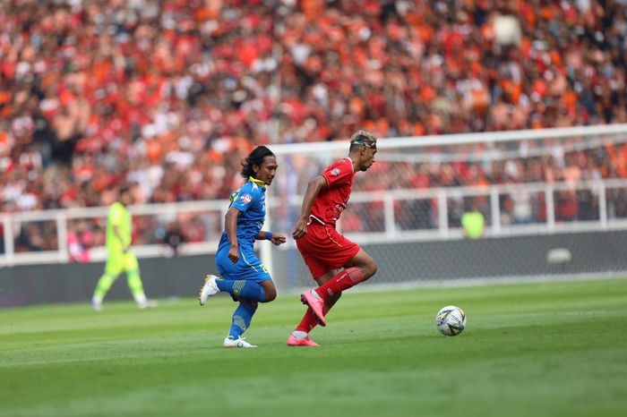 Hariono (kiri) mengejar Bruno Matos dalam duel Persija Jakarta Vs Persib Bandung pada pekan kedelapan Liga 1 2019 di Stadion SUGBK, Rabu (10/7/2019).