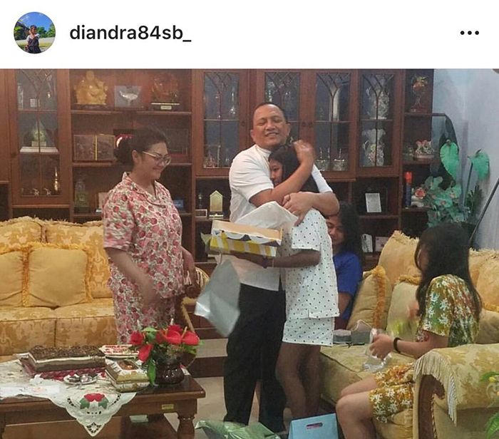 Ruang keluarga lain di rumah Bella Saphira
