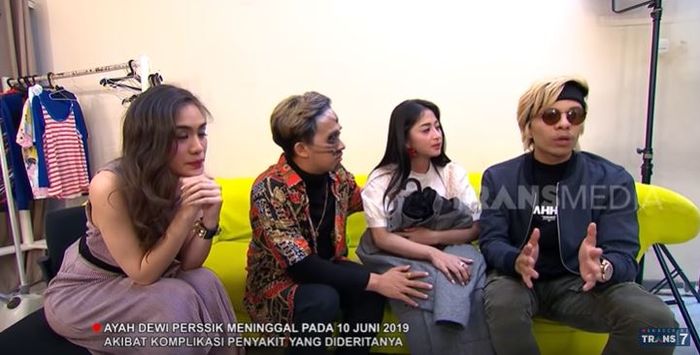 Jaket peninggalan ayah Dewi Perssik yang hingga kini selalu dibawa DP ke mana-mana.