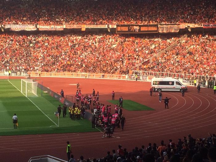 M Natshir dilarikan dengan ambulance pada laga Persija Vs Persib di Stadion Utama Gelora Bung Karno, Rabu (10/7/2019).