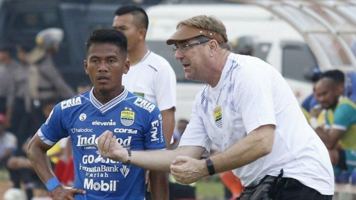 Pelatih Persib Bandung, Robert Rene Alberts (kanan), memberi instruksi kepada Ghozali Siregar (kiri).