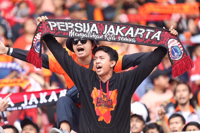 Pendukung Persija memberikan dukungan buat tim dalam duel kontra Persib Bandung pada pekan kedelapan Liga 1 2019 di Stadion SUGBK, Rabu (10/7/2019).