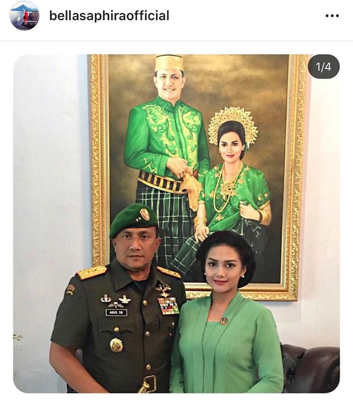 Dinding rumah Bella Saphira dipenuhi lukisan