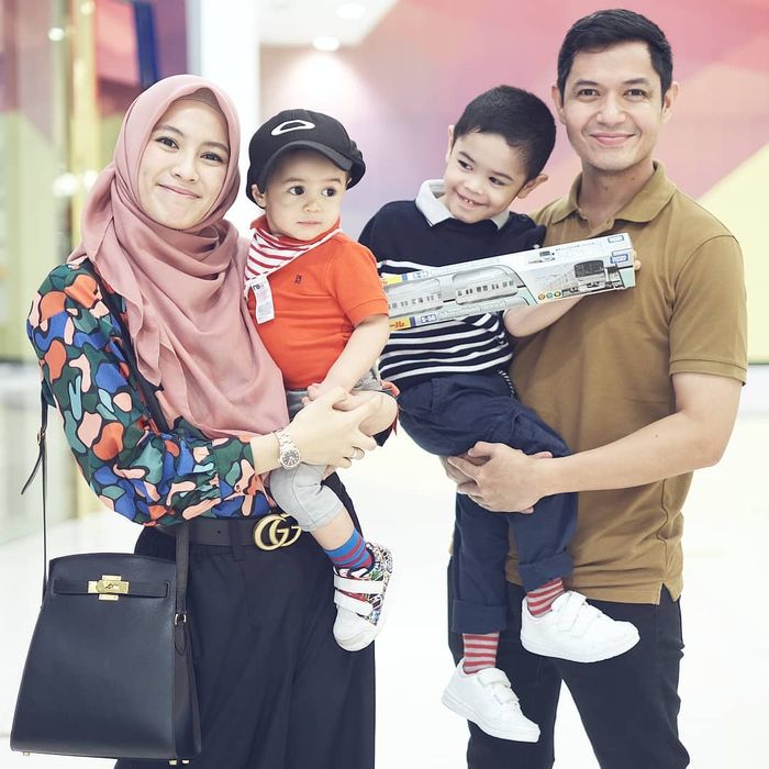 Pakai Fashion Hijab Modis Sambil Gendong Anak Alyssa Soebandono Bawa Tas Mewah Puluhan Juta Rupiah Semua Halaman Stylo<script async src=