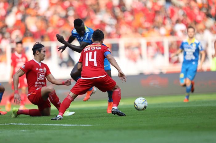 Ezechiel N'Douassel melepaskan tembakan dalam duel Persija Jakarta Vs Persib Bandung pada pekan kedelapan Liga 1 2019 di Stadion SUGBK, Rabu (10/7/2019).