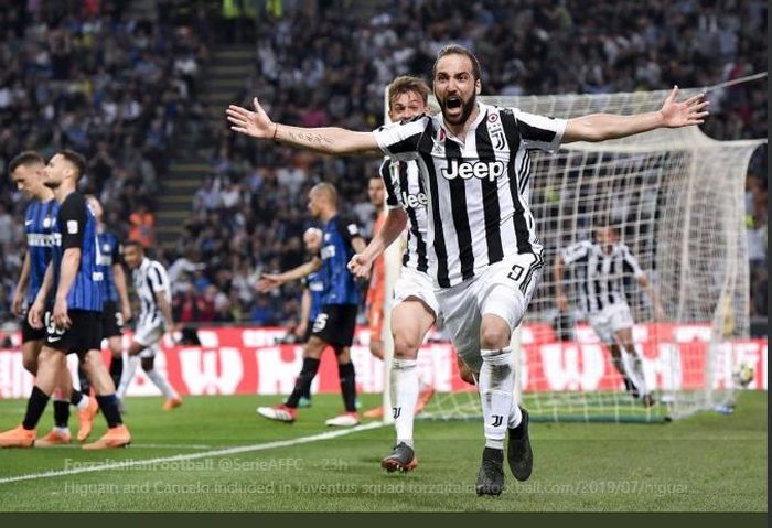 Gonzalo Higuain merayakan golnya saat membela Juventus di partai kontra Inter Milan.