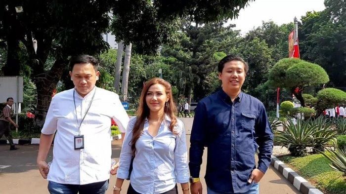 Farhat Abbas menampik kabar bahwa Rey Utami dan Pablo Benua ditahan. Menurut Farhat, kedua kliennya naik mobil tahanan untuk periksa kesehatan.
