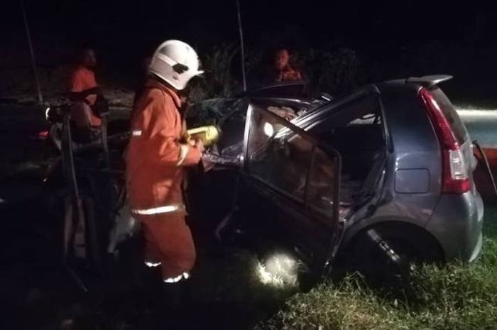 Petugas saat mengevakuasi Farah dan Nurul