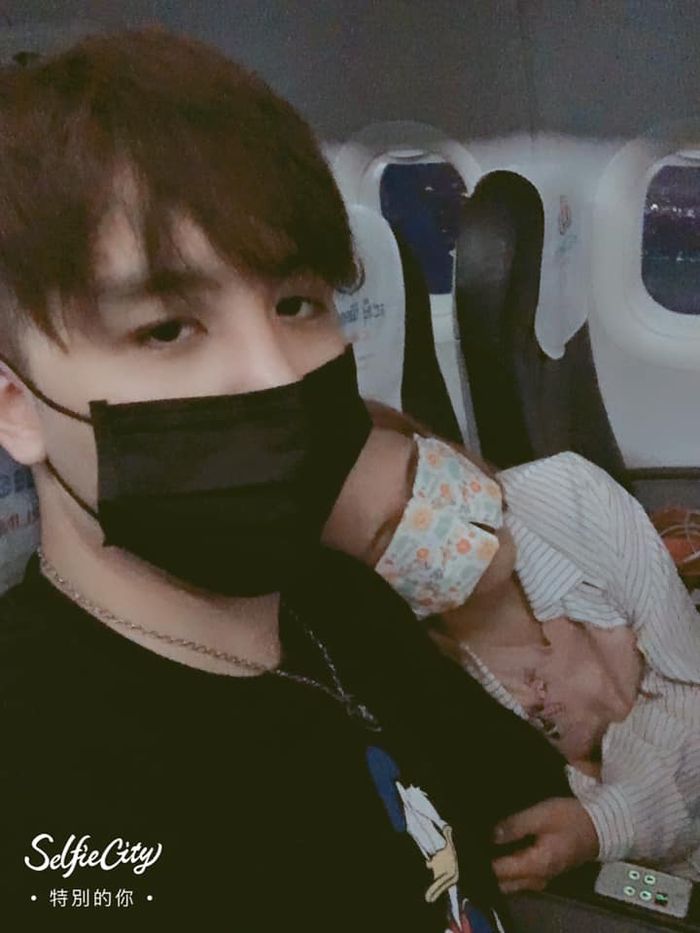 Baru bertemu di pesawat, keduanya tak sengaja berpegangan tangan ketika alami turbulensi.