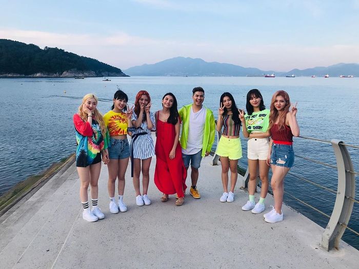 Tampilan Chelsea Olivia dan Glenn Alinskie jadi model di musik video girlband Korea