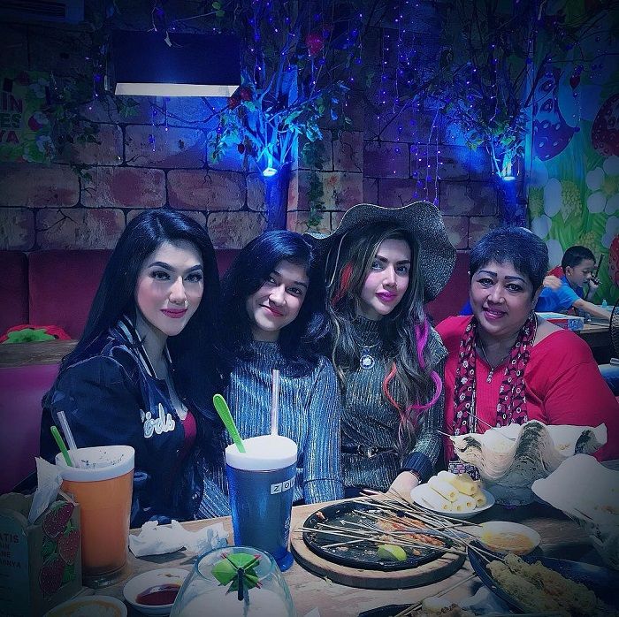 Sania Velova bersama Barbie Kumalasari dan adiknya