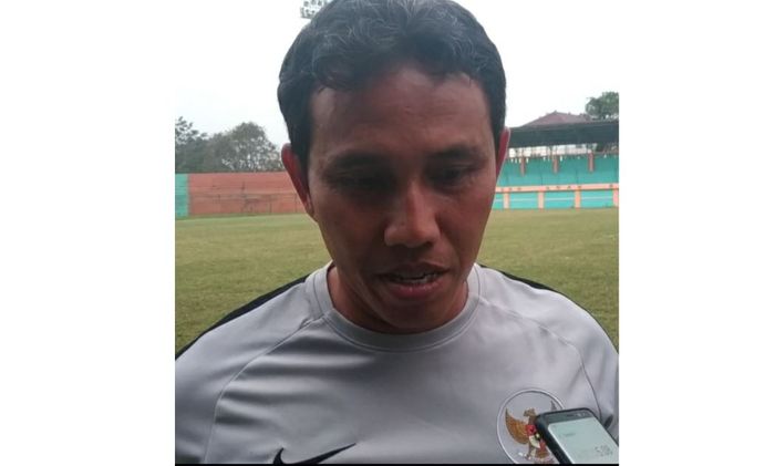 Pelatih timnas U-15 Indonesia, Bima Sakti seusai laga kontra Pusat dan Pendidikan dan Latihan Pelajar (PPLPD) Kabupaten Bogor di Stadion Mini, Cibinong, Kabupaten Bogor, Jumat (12/7/2019).