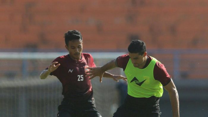 Gelandang Borneo FC, Finky Pasamba, saat mengikuti latihan bersama tim di sela kompetisi Liga 1 2019.