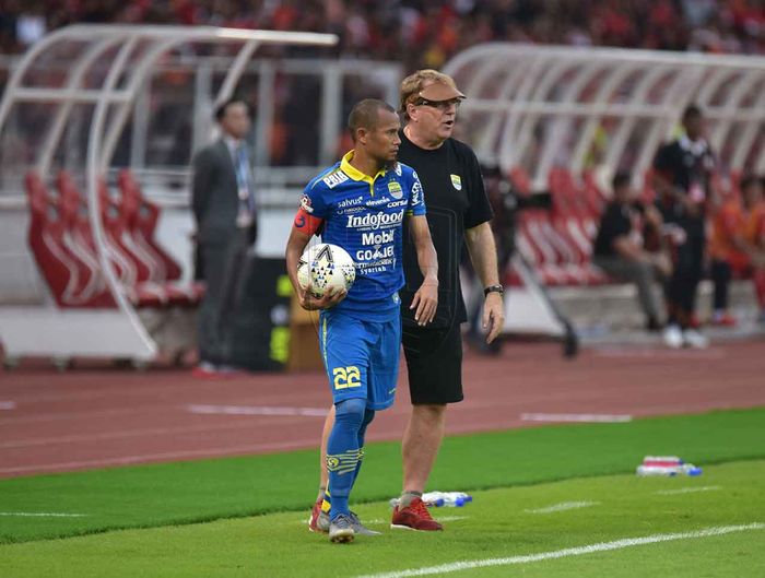 Kapten Persib Bandung, Supardi Nasir, mendapatkan arahan dari pelatih Robert Rene Alberts saat laga melawan Persija Jakarta pada pekan kedelapan Liga 1 2019.