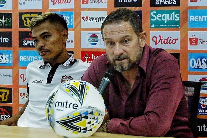 Pemain dan pelatih Asep Berlian serta Dejan Antonic saat memberikan keterangan pers pasca laga kontra Tira Persikabo, Jumat (12/7/2019).