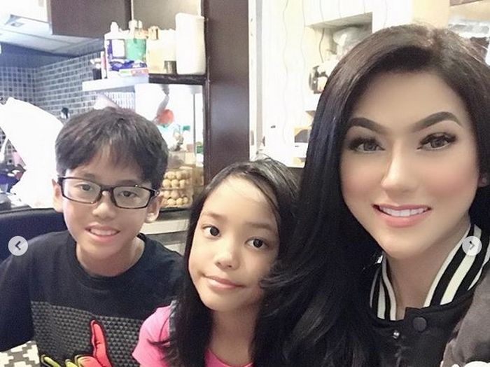 Sania Velova dan kedua anaknya.