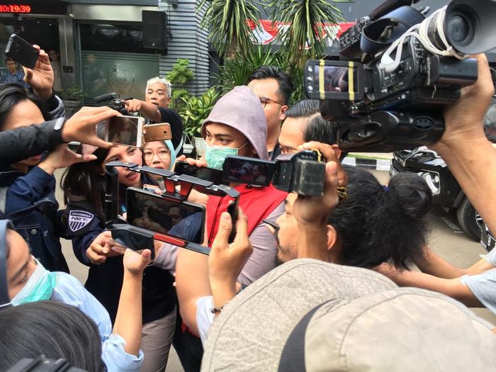 Galih Ginanjar pakai baju tahanan.