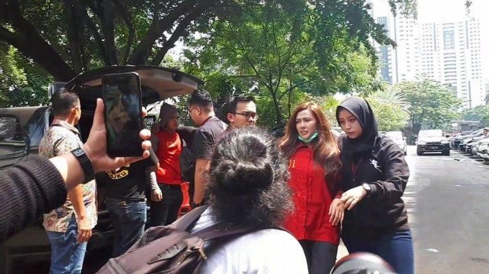 Rey Utami, Galih Ginanjar dan Pablo Benua dalam baju tahanan.