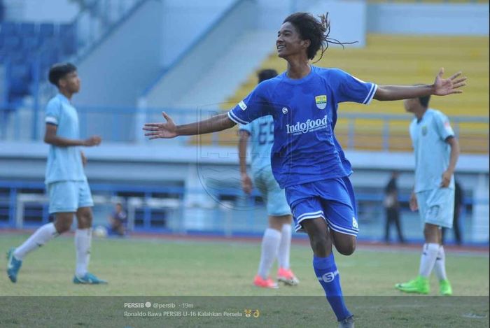 Ronaldo Kwateh merayakan gol untuk Persib Bandung U-16.