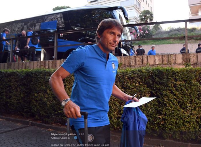 Antonio Conte saat tiba menjelang sesi latihan Inter Milan.