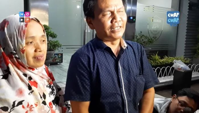 Orang tua Rey Utami ketika jenguk snag putri di penjara (Youtube Mop Channel)