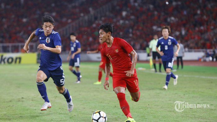 Bek kanan timnas U-19 Jepang, Yukinari Sugawara mengejar bek kiri timnas U-19 Indonesia, Firza Andika, pada laga perempat final Piala Asia U-19 2018 di Stadion Utama Gelora Bung Karno, Jakarta, Minggu (28/10/2018).