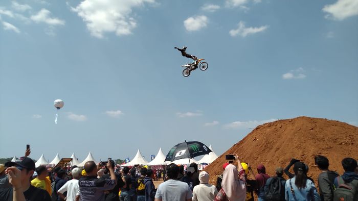 Freestyle cross jadi salah satu yang penampilan dalam rangkaian acara MXGP of Asia di Semarang