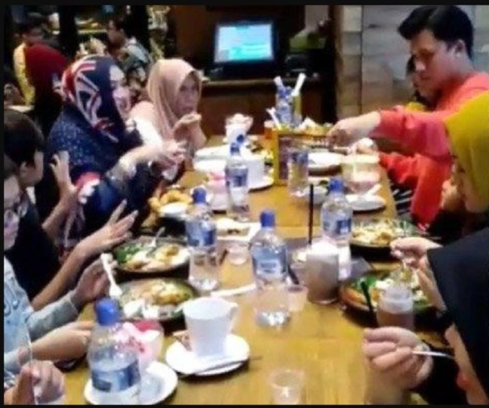 Penampilan Lina saat makan bersama anak-anaknya