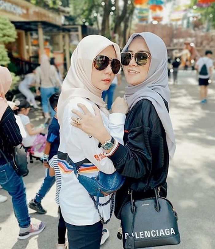 Cuma ke Dufan, Olla Ramlan Tampil Simpel Pakai Tas Mewah Branded Harga