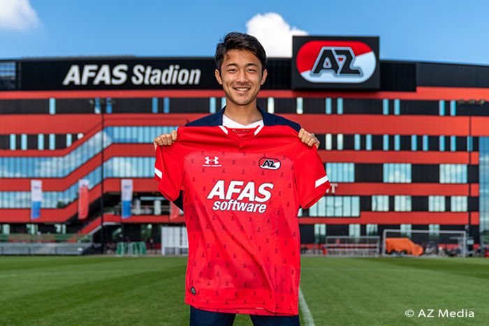 Yukinari Sugawara pamerkan jersey AZ Alkmaar.