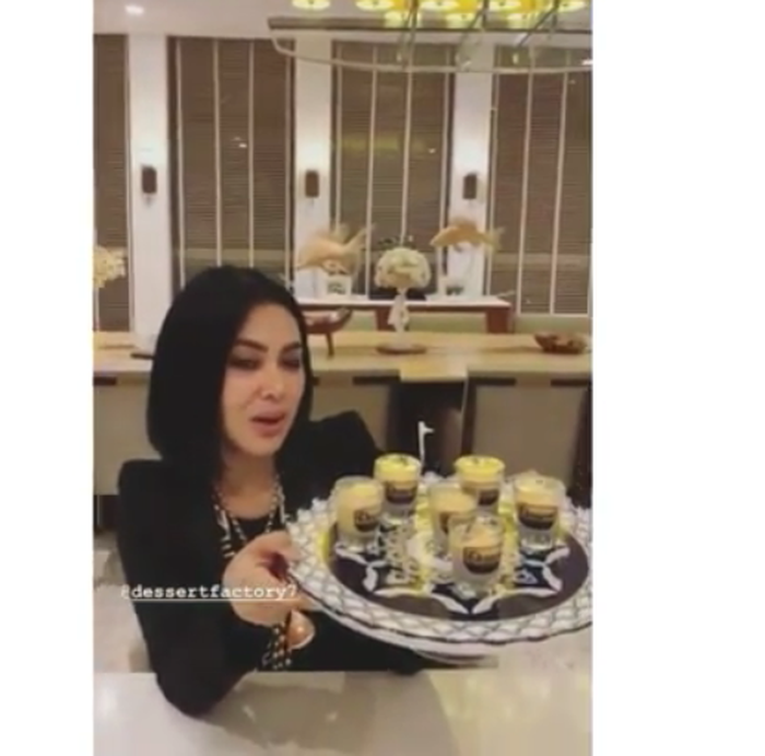 Syahrini terlihat memesona dengan busana serba hitam