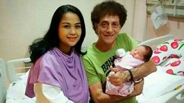 Ahmad Albar saat menyambut kelahiran anak perempuan