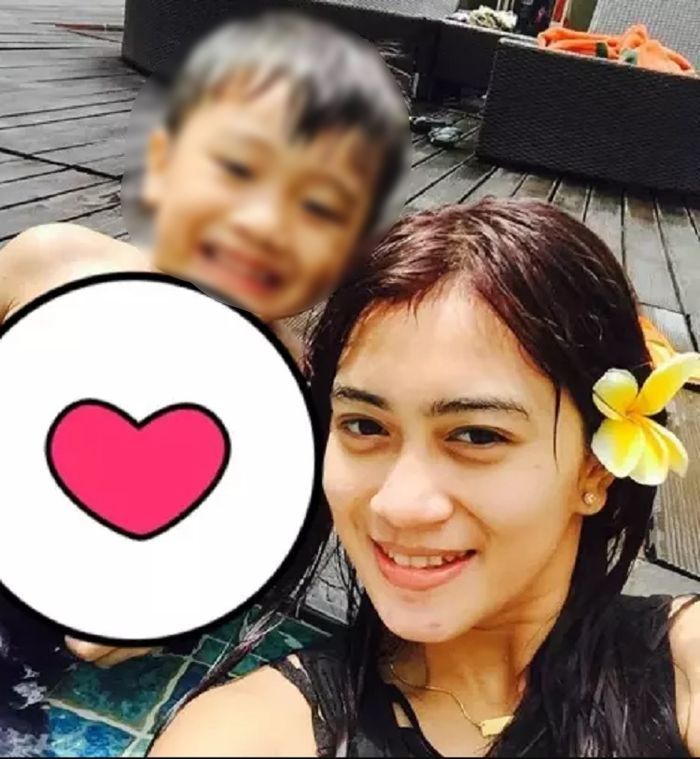 Potret Nia temani anak <a href='https://pontianak.tribunnews.com/tag/pablo-benua' title='Pablo Benua'>Pablo Benua</a> berenang