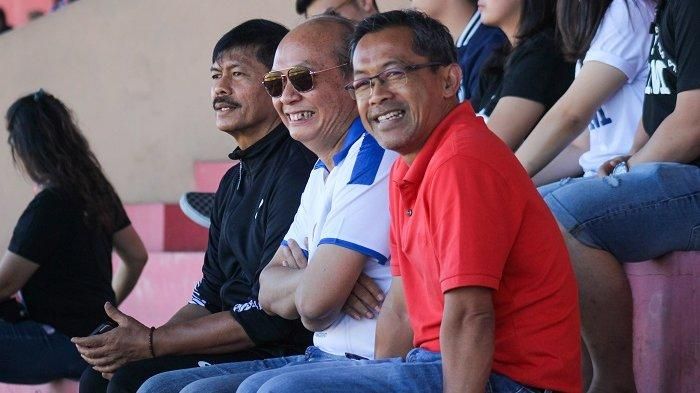 Aji Santoso duduk berdampingan dengan CEO PT PSIM Jaya, Bambang Susanto, dan Indra Sjafri selaku konsultan pembinaan sepak bola usia dini PSIM di laga kontra PSBS Biak, Minggu (14/7/2019). 