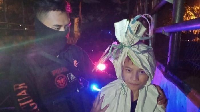 H (13) bocah yang diamankan Tim Jaguar Polresta Depok akibat ngeprank menjadi pocong dan menakut-nakuti pengendara serta masyarakat yang melintas di Jembatan Juanda.