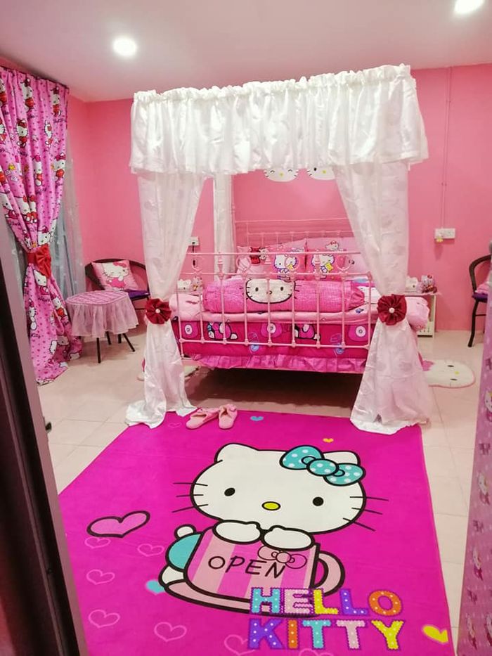 Lucu Banget Karena Sangat Suka Hello Kitty Wanita Ini Ubah Rumah Warisannya Yang Berumur 100 Tahun Jadi Serba Pink Semua Halaman Suar