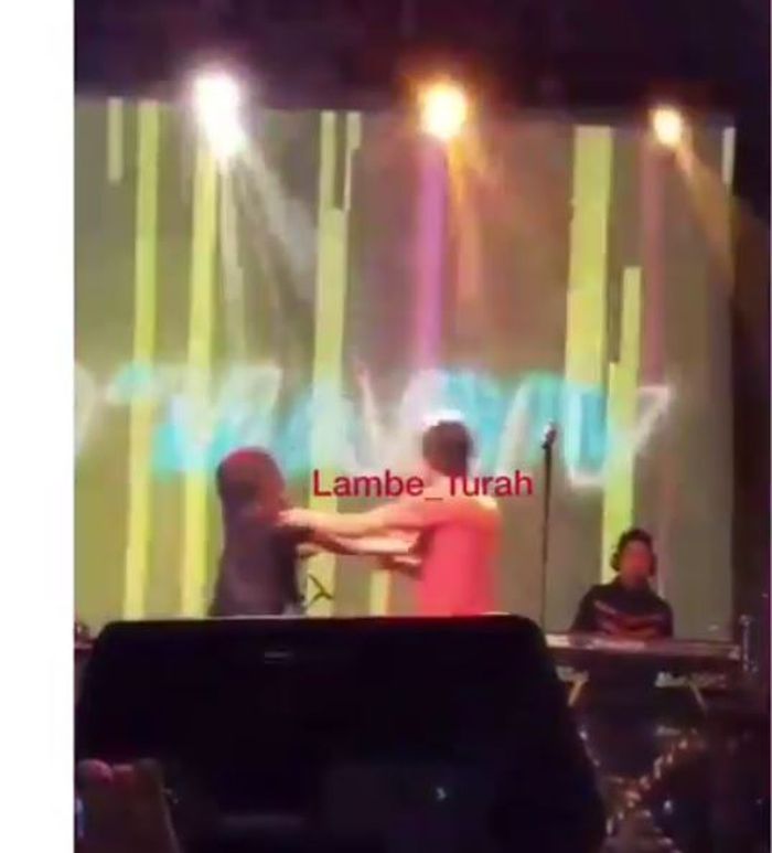 Rian dan Rayyi D'Masiv bertengkar di panggung