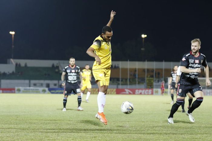 Aksi pemain Barito Putera, Rizky Rizaldi Pora disaksikan pilar Bali United, Melvin Platje pada pekan kedelapan Liga 1 2019 di Stadion Demang Lehman, Martapura, 14 Juli 2019.  