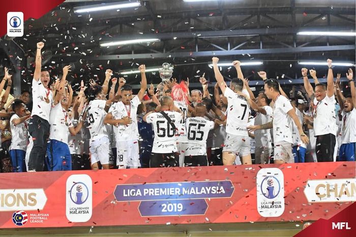 Gelandang Sabah FA, Ahmet Atayew (7) bersama rekan setimnya merasakan seremoni pemberian trofi juara Liga Premier Malaysia 2019 setelah menang atas Kelantan FA di Stadion Likas, Kota Kinabalu, 13 Juli 2019. 