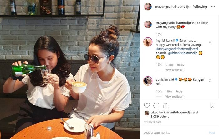 Mayangsari saat temani anak bersantai di kafe