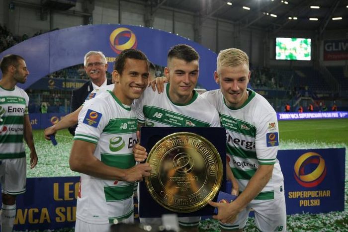 Egy Maulana Vikri (kiri), saat memegang trofi Piala Super Polandia setelah Lechia Gdansk menang 3-1 atas Piast Gliwice pada Sabtu (13/7/2019).