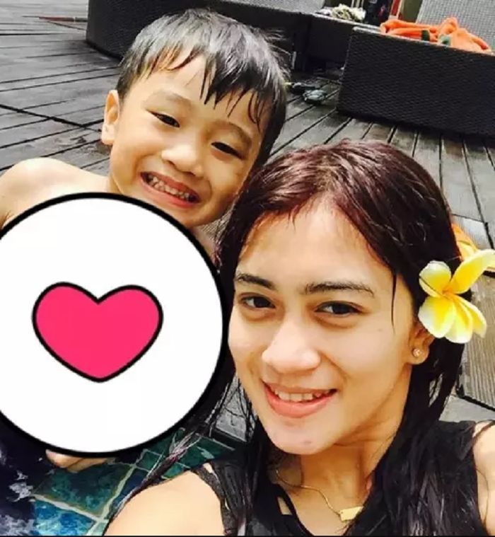 Potret Nia temani anak Pablo Benua berenang