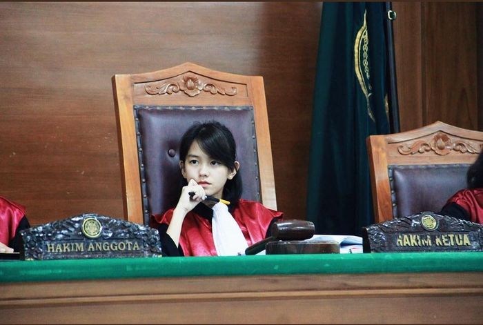 Sosok hakim cantik yang viral di Twitter