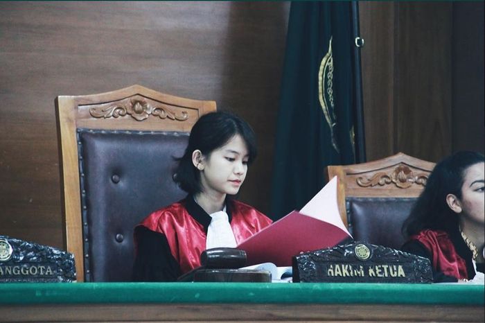 Leanna, sosok hakim cantik yang viral di media sosial.