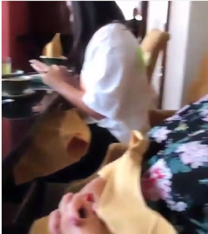 Sosok wanita misterius yang jadi perdebatan warganet saat Ahok makan bersama anaknya